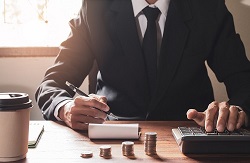 Cine poate semna situatiile financiare: Conditii legale si clarificari