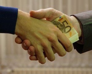 Cine poate semna situatiile financiare: Conditii legale si clarificari