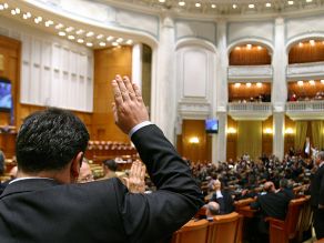 Cine poate semna situatiile financiare: Conditii legale si clarificari